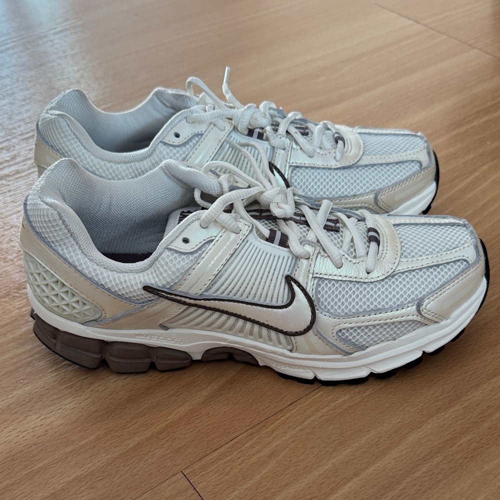 Nike Men's White and Gray Running Shoes